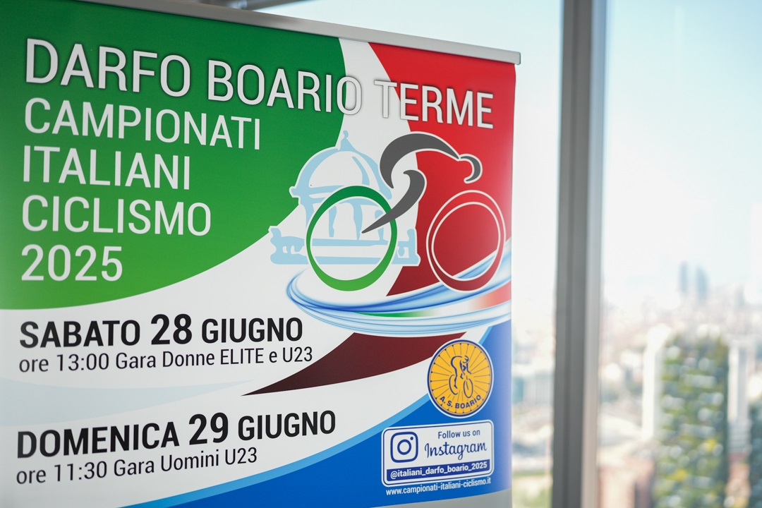 Una locandina della presentazione dei Campionati italiani di Ciclismo su Strada 2025, svoltasi al Belvedere ‘Silvio Berlusconi’ del 39° piano di Palazzo Lombardia