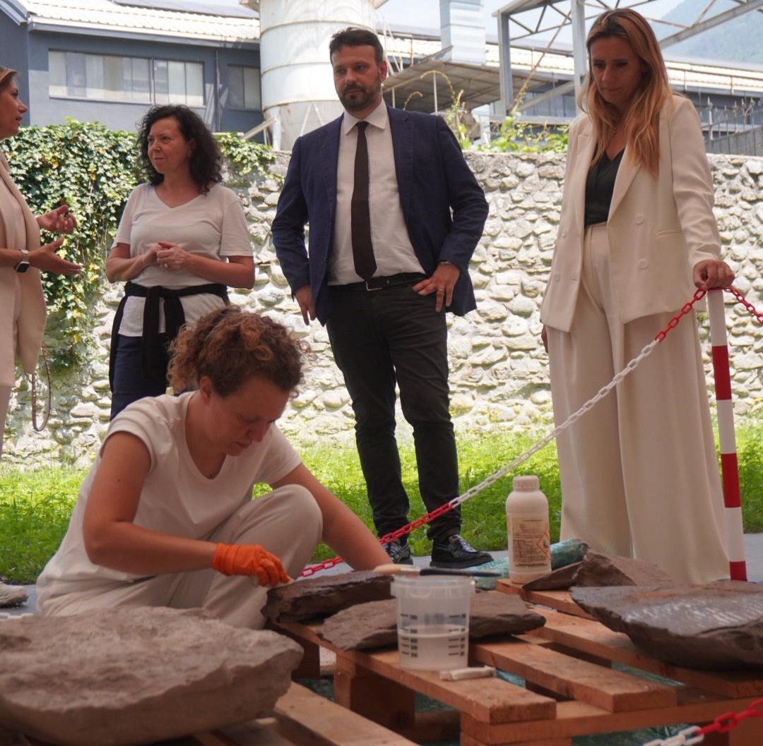 L’assessore regionale Francesca Caruso in visita alle incisioni rupestri della Valle Camonica, patrimonio dell’Unesco, al centro del protocollo d’intesa di Regione Lombardia