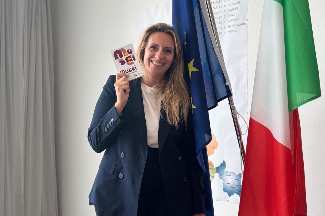 L’assessore regionale alla Cultura, Francesca Caruso, in foto con il dépliant di ‘Abbonamenti Musei’ in Lombardia: la cultura non va in vacanza neanche dopo il fine scuola