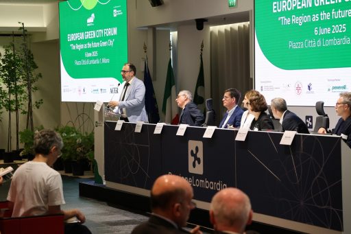 L'assessore regionale Gianluca Comazzi durante l'intervento al 'Green city forum' a Palazzo Lombardia 