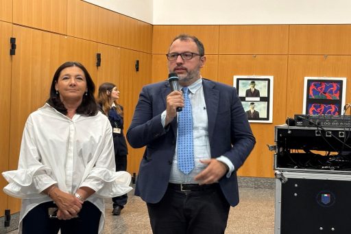 L'assessore Gianluca Comazzi durante il suo intervento all'inaugurazione della mostra inclusiva a Palazzo Lombardia