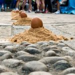 sfida strana corsa uova