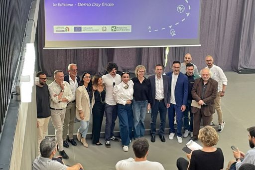 L'assessore regionale Barbara Mazzali ha partecipato al 'Demo Day', appuntamento conclusivo del programma di accelerazione Design Momentum. In foto l'assessore con i rappresentanti delle realtà coinvolte.