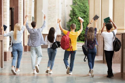 In foto degli studenti a fine scuola
