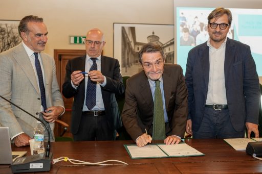 Il momento della firma del presidente Attilio Fontana durante il tour Qui Puoi a sostegno del sistema economico produttivo di Lodi