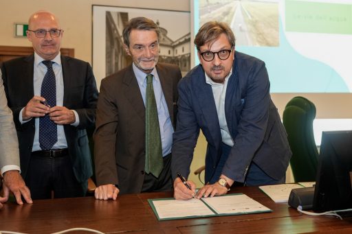 Il momento della firma dell'assessore Guidesi durante il tour Qui Puoi a sostegno del sistema economico produttivo di Lodi
