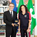 Il presidente della Regione Lombardia, Attilio Fontana, con Federica Brignone alla consegna del premio Rosa Camuna 2025. Federica Brignone è tornata sugli sci, ha mantenuto la promessa.