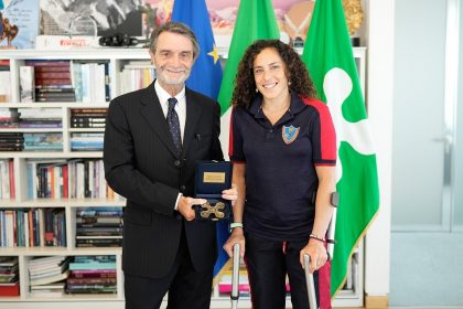 Il presidente della Regione Lombardia, Attilio Fontana, con Federica Brignone per la consegna del premio Rosa Camuna 2025
