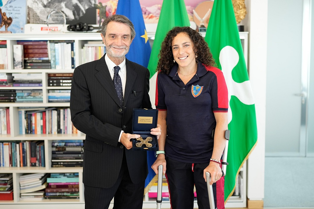 Il presidente della Regione Lombardia, Attilio Fontana, con Federica Brignone per la consegna del premio Rosa Camuna 2025