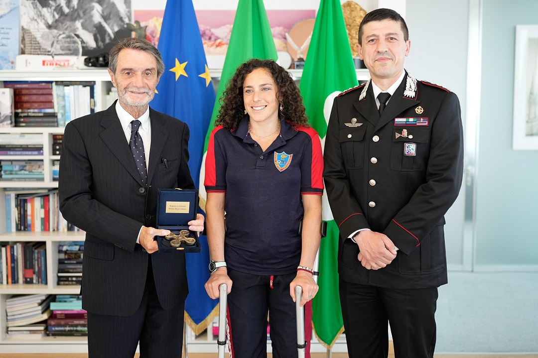 Il presidente della Regione Lombardia, Attilio Fontana, e il colonnello Agostino Scala con Federica Brignone per la consegna del premio Rosa Camuna 2025