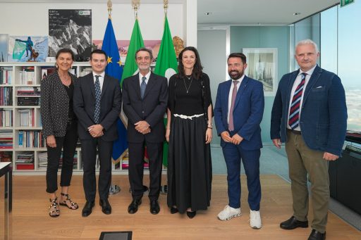 Alloggi Aler infermieri Besta, una foto una gruppo anche con il presidente Fontana e l'assessore Franco, in occasione dell'accordo tra Regione e Aler per alloggi per gli infermieri del Besta