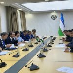 In foto il presidente Fontana al tavolo della missione di Regione Lombardia in Uzbekistan nel giugno 2025: ora si stringe un accordo di cooperazione sanitaria per infermieri