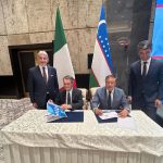Durante la missione istituzionale di Regione Lombardia in Uzbekistan, il governatore Fontana ha siglato una lettera d’intenti con i rettori delle università di Tashkent e Samarcanda: in foto il momento della firma