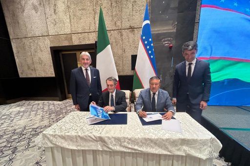 Durante la missione istituzionale di Regione Lombardia in Uzbekistan, il governatore Fontana ha siglato una lettera d’intenti con i rettori delle università di Tashkent e Samarcanda: in foto il momento della firma