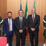 Regione Lombardia e Ministero dell’Interno hanno siglato un protocollo d’intesa per mettere a disposizione dei Vigili del Fuoco case Aler a canone concordato, così da facilitarne la permanenza sul territorio. Il documento è stato firmato a Palazzo Lombardia dal governatore Attilio Fontana, dall’assessore regionale alla Casa e Housing sociale, Paolo Franco, e dal sottosegretario agli Interni con delega al Dipartimento dei Vigili del Fuoco, Emanuele Prisco. Presenti anche il direttore centrale per l’emergenza e vicario del capo del Corpo Nazionale dei Vigili del Fuoco, Marco Ghimenti, e il direttore regionale per i Vigili del Fuoco della Lombardia, Fabrizio Piccinini.