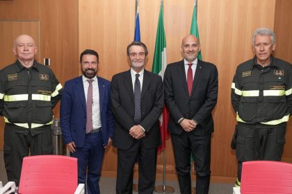Regione Lombardia e Ministero dell’Interno hanno siglato un protocollo d’intesa per mettere a disposizione dei Vigili del Fuoco case Aler a canone concordato, così da facilitarne la permanenza sul territorio. Il documento è stato firmato a Palazzo Lombardia dal governatore Attilio Fontana, dall’assessore regionale alla Casa e Housing sociale, Paolo Franco, e dal sottosegretario agli Interni con delega al Dipartimento dei Vigili del Fuoco, Emanuele Prisco. Presenti anche il direttore centrale per l’emergenza e vicario del capo del Corpo Nazionale dei Vigili del Fuoco, Marco Ghimenti, e il direttore regionale per i Vigili del Fuoco della Lombardia, Fabrizio Piccinini.