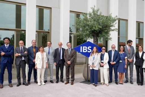 Foto di gruppo davanti il logo di IBSA durante il tour a sostegno del sistema economico produttivo a Lodi