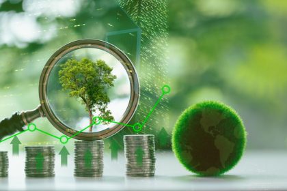 Foto simbolica con alberi e monete per rappresentare la proposta dell'assessore di Regione Lombardia all’Ambiente e Clima, Giorgio Maione, per la gestione diretta delle Regioni dei fondi Ue per l'ambiente