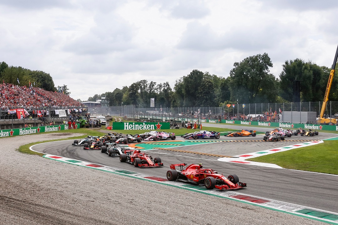 Gran Premio di Monza, la foto ritrae una parte del circuito utilizzato per il GP di Monza con le vetture di Formula 1 incolonnate. Utilizzata per l'appello di Fontana per il rinnovo delle concessioni