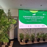A Palazzo Lombardia la sala dell'evento si è trasformata in un ambiente evocativo, esponendo numerosi esemplari arborei che rappresentano il verde urbano del futuro.