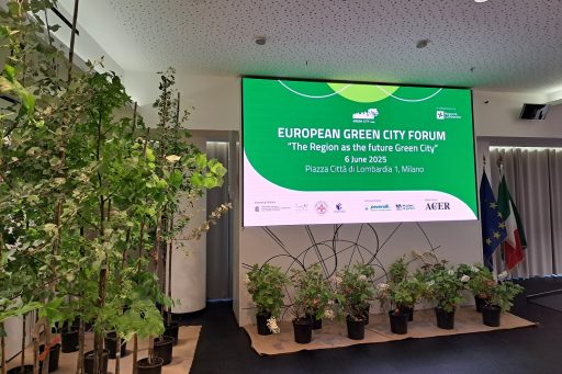 A Palazzo Lombardia la sala dell'evento si è trasformata in un ambiente evocativo, esponendo numerosi esemplari arborei che rappresentano il verde urbano del futuro.
