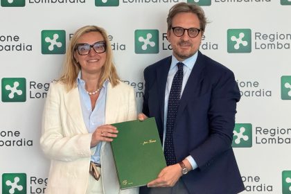 L’assessore regionale allo Sviluppo economico di Regione Lombardia, Guido Guidesi, e Silvia Zancarli, managing director di EIT Manufacturing South, hanno siglato il protocollo d’intesa per sostenere la competitività delle imprese manifatturiere lombarde.