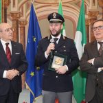 Il poliziotto Christian Di Martino, qui mentre riceve, dall'assessore regionale Romano La Russa, il riconoscimento della Lombardia, torna in servizio