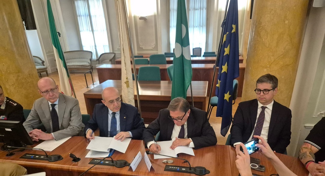 L’assessore regionale alla Sicurezza, Romano La Russa, alla firma del protocollo per più sicurezza a Malpensa: accordo anche per le stazioni