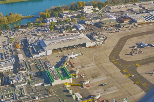 L’aeroporto di Milano Linate dall’alto in foto: qui atterreranno i bambini di Gaza