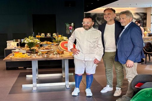 Chef Morelli, l'assessore Beduschi e il presidente Deghi all'evento 'La montagna in un assaggio' con Bitto e Valtellina Casera