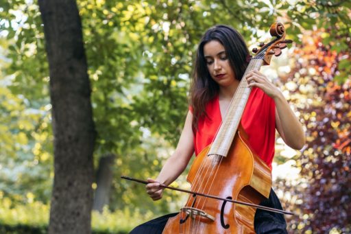 Teatro alla Scala e Regione Lombardia insieme nel progetto ‘Musica all’aperto’: in foto una contrabbassista al parco