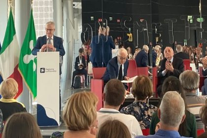 La foto l'intervento del sottosegretario Invernizzi durante l'evento di premiazione a Goffredo Modena con il pieghevole di Mission Bambini