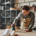 L’assessore regionale Guido Guidesi ha siglato un protocollo d'intesa con EIT Manufacturing South per favorire la competitività delle imprese manifatturiere lombarde. In foto un giovane imprenditore che lavora il legno.