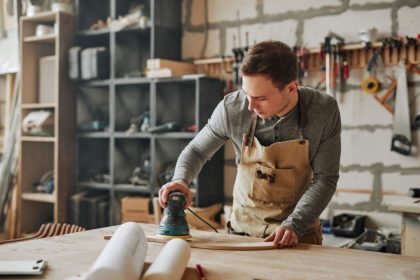 L’assessore regionale Guido Guidesi ha siglato un protocollo d'intesa con EIT Manufacturing South per favorire la competitività delle imprese manifatturiere lombarde. In foto un giovane imprenditore che lavora il legno.