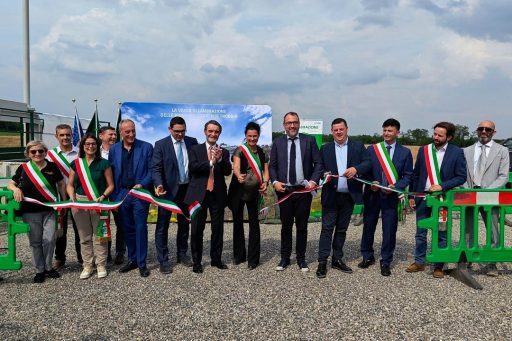 Il presidente della Regione Lombardia, Attilio Fontana, e l’assessore regionale Gianluca Comazzi all’inaugurazione della vasca di laminazione di Gessate (Milano): in foto il taglio del nastro