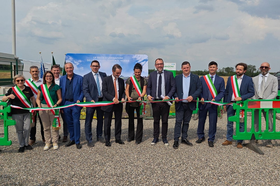 Il presidente della Regione Lombardia, Attilio Fontana, e l’assessore regionale Gianluca Comazzi all’inaugurazione della vasca di laminazione di Gessate (Milano): in foto il taglio del nastro