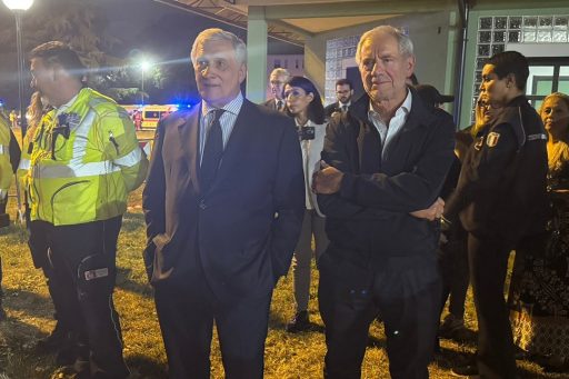 Il ministro degli Affari Esteri, Antonio Tajani, e l'assessore al Welfare della Lombardia, Guido Bertolaso, accolgono i feriti provenienti da Gaza