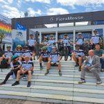 Alcuni ciclisti seduti su degli scalini in attesa dell'inizio del bike test della ciclovia Milano Monaco di Baviera