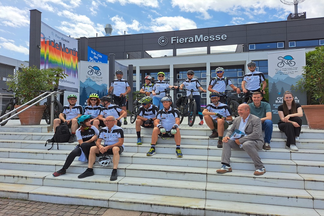 Alcuni ciclisti seduti su degli scalini in attesa dell'inizio del bike test della ciclovia Milano Monaco di Baviera
