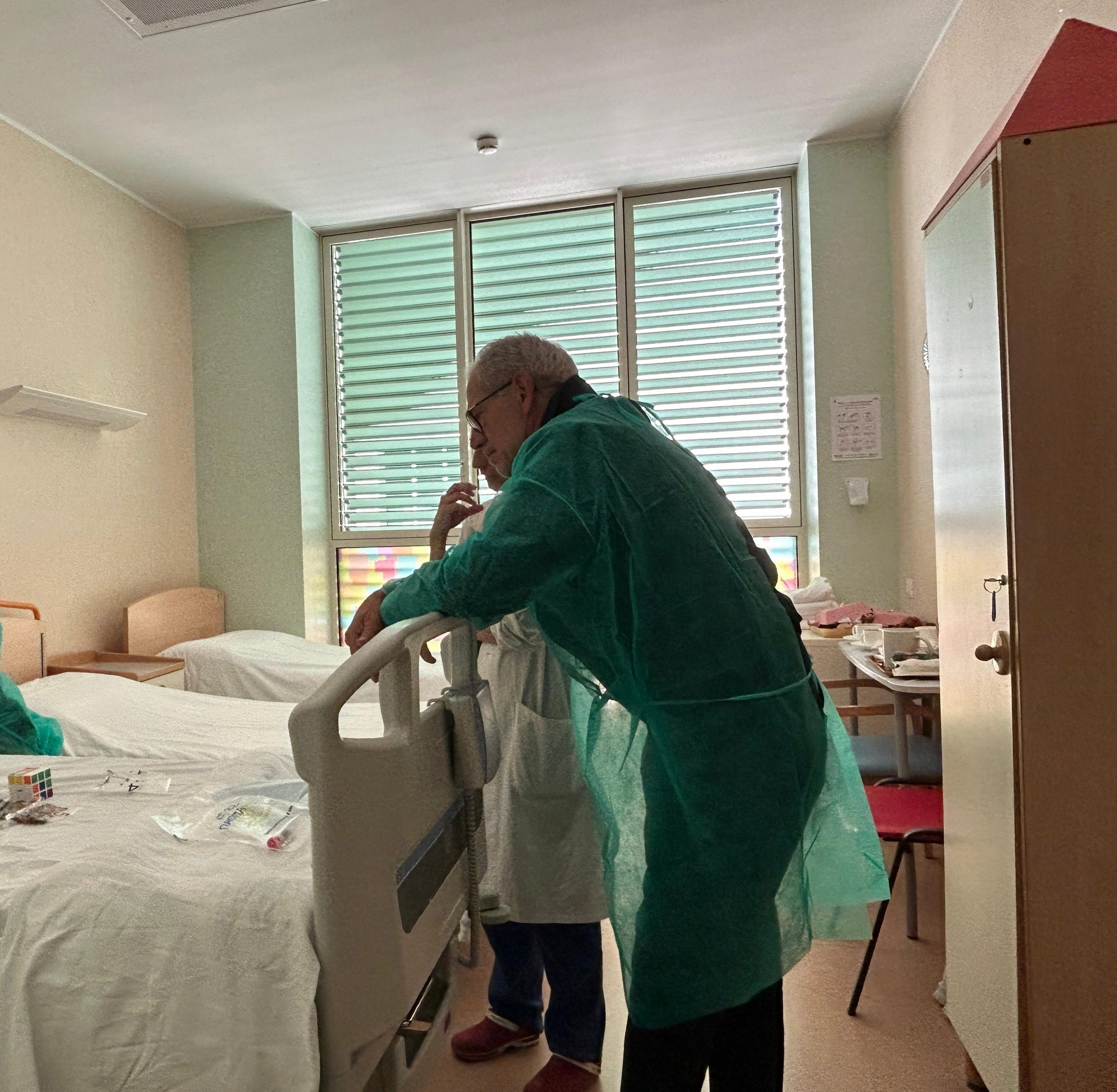 L’assessore al Welfare di Regione Lombardia, Guido Bertolaso, in foto al Niguarda con il piccolo Adam