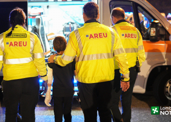 In foto un bambino atterrato a Milano da Gaza: prosegue l’impegno di Regione Lombardia per i più piccoli dalle zone di guerra