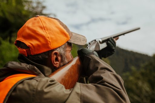 Cacciatore pronto per affrontare il calendario venatorio della Lombardia 2025-2026