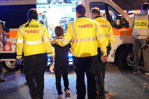 Adam, uno dei tre feriti di Gaza che la Lombardia accoglie, con personale AREU che lo porta all'ospedale, Niguarda, dove sarà curato