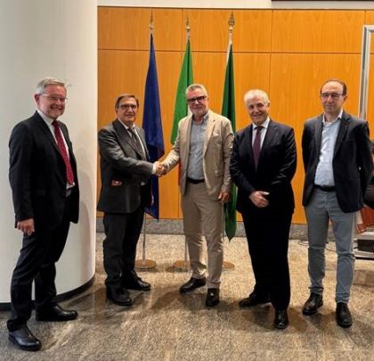 Nella foto secondo da sinistra Romano La Russa, assessore alla Protezione civile di Regione Lombardia, insieme alla delegazione di Enel composta, in ordine da sinistra, da Giovanni Rocchi, Claudio Fiorentini, Enrico Bottone e Luca Tanzi
