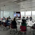 La riunione di insediamento consulta 'Lombardi nel mondo'. Tutti i soggetti sono intorno ad un tavolo