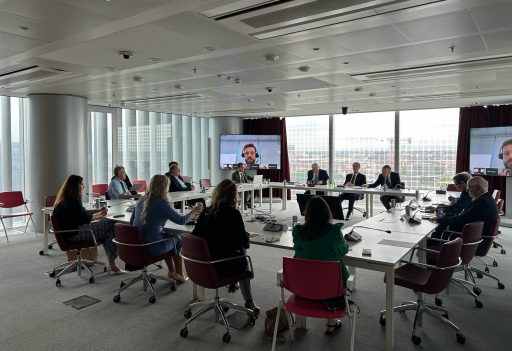 La riunione di insediamento consulta 'Lombardi nel mondo'. Tutti i soggetti sono intorno ad un tavolo