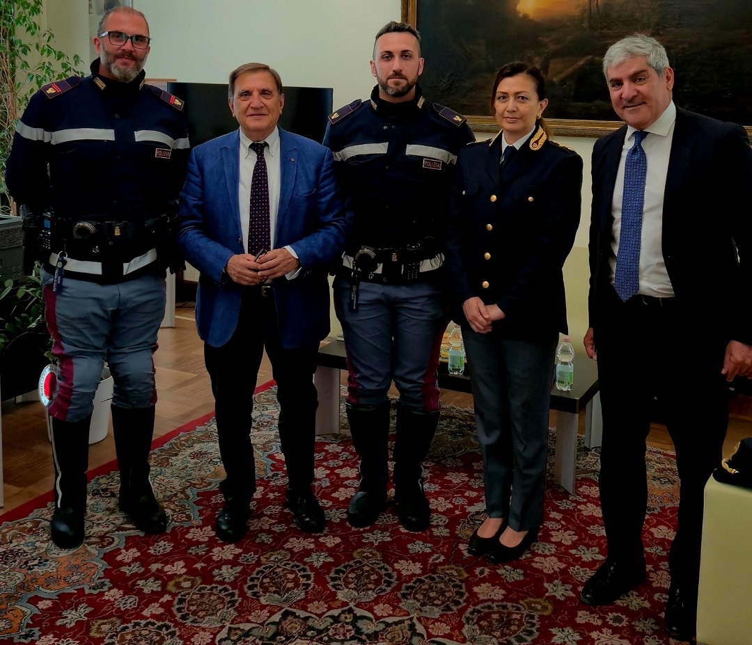 L’assessore regionale alla Sicurezza, Romano La Russa, insieme ai due agenti intervenuti nel delitto di Teresa Meneghetti, Umberto Cicoria e Antonio Giardina