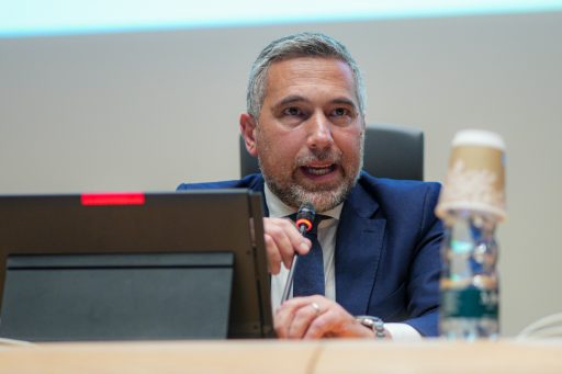 L'assessore Lucente ad un convegno. La foto ritrae l'assessore mentre parla. Foto utilizzata per il protocollo d'intesa sulla stazione di Monza