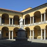La corte interna dell'Università di Pavia, sede di infrastrutture di ricerca scientifica e innovazione