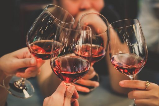 Brindisi di calido di vino in occasione della presentazione, in Lombardia, del 'Manifesto' dell'industria vitivinicola italiana